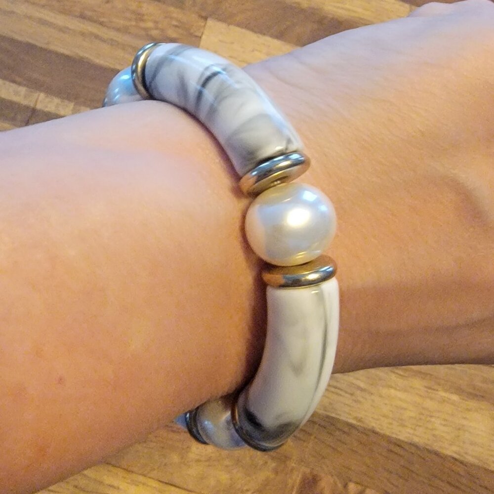 Meghan Browne Style Lotti White Chunky Resin Bead Stretch Bracelet - Picture 6 of 13